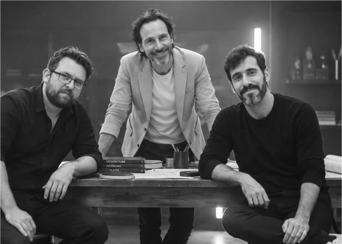 Los líderes de ATELIER reunidos alrededor de una mesa de trabajo